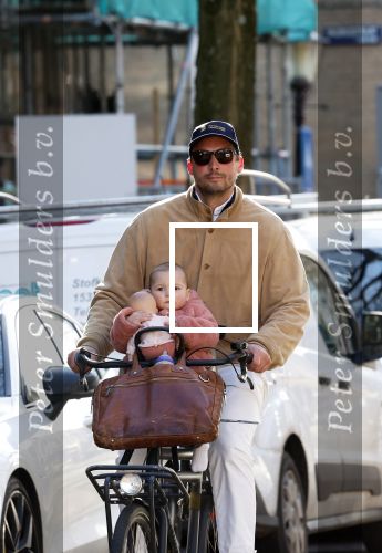 Amsterdam 2 maart 2026
Thierry Baudet met zijn. dochter  Penelope op de fiets in Amsterdam zuid