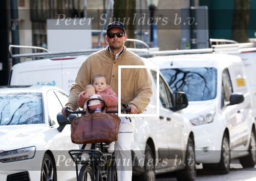 Amsterdam 2 maart 2026
Thierry Baudet met zijn. dochter  Penelope op de fiets in Amsterdam zuid