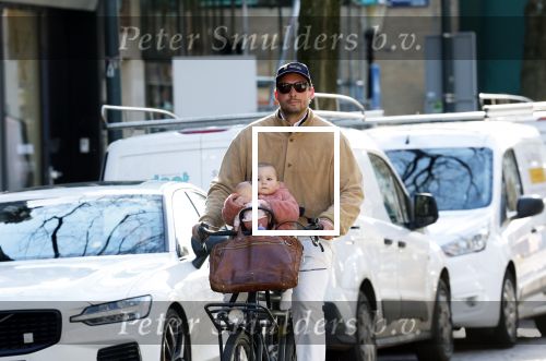 Amsterdam 2 maart 2026
Thierry Baudet met zijn. dochter  Penelope op de fiets in Amsterdam zuid