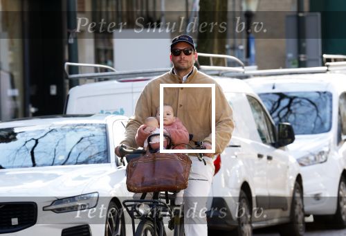 Amsterdam 2 maart 2026
Thierry Baudet met zijn. dochter  Penelope op de fiets in Amsterdam zuid