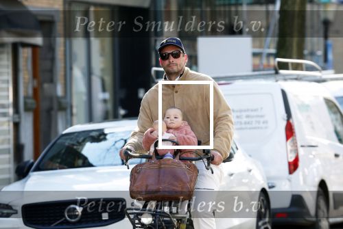 Amsterdam 2 maart 2026
Thierry Baudet met zijn. dochter  Penelope op de fiets in Amsterdam zuid