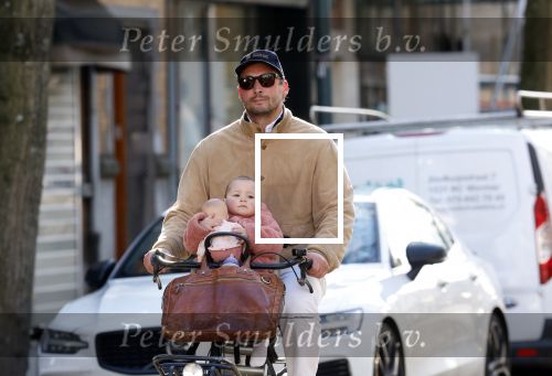 Amsterdam 2 maart 2026
Thierry Baudet met zijn. dochter  Penelope op de fiets in Amsterdam zuid