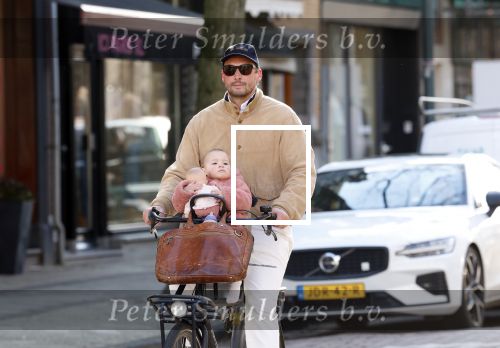 Amsterdam 2 maart 2026
Thierry Baudet met zijn. dochter  Penelope op de fiets in Amsterdam zuid