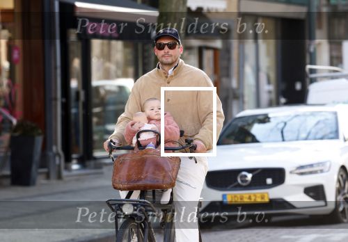 Amsterdam 2 maart 2026
Thierry Baudet met zijn. dochter  Penelope op de fiets in Amsterdam zuid
