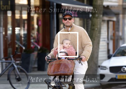 Amsterdam 2 maart 2026
Thierry Baudet met zijn. dochter  Penelope op de fiets in Amsterdam zuid