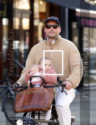 Amsterdam 2 maart 2026
Thierry Baudet met zijn. dochter  Penelope op de fiets in Amsterdam zuid