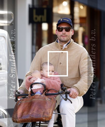 Amsterdam 2 maart 2026
Thierry Baudet met zijn. dochter  Penelope op de fiets in Amsterdam zuid