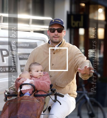 Amsterdam 2 maart 2026
Thierry Baudet met zijn. dochter  Penelope op de fiets in Amsterdam zuid