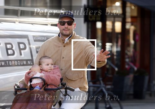 Amsterdam 2 maart 2026
Thierry Baudet met zijn. dochter  Penelope op de fiets in Amsterdam zuid