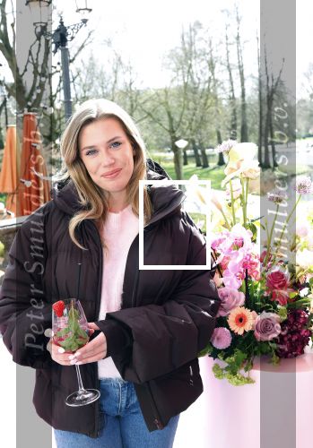 Amsterdam 26 maart 2026
Presentatie Nicolette v Dam in het Vondelcafe . Victoria Vermeer