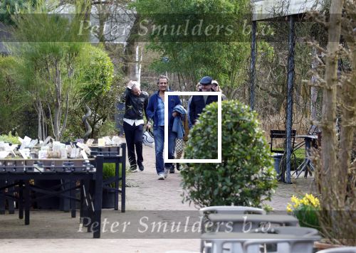 Amsterdam 1 maart 2026
Presentatie boek Lies Visschedijk bij de botanische tuin . Hans Dorrestijn reikte het eerste exemplaar uit . Vincent Croiset en Frank Lammers