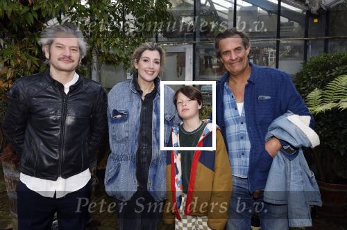 Amsterdam 1 maart 2026
Presentatie boek Lies Visschedijk bij de botanische tuin . Hans Dorrestijn reikte het eerste exemplaar uit . Vincent Croiset met partner Tina de Bruin en hun zoon