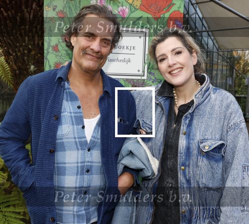 Amsterdam 1 maart 2026
Presentatie boek Lies Visschedijk bij de botanische tuin . Hans Dorrestijn reikte het eerste exemplaar uit . Vincent Croiset met partner Tina de Bruin en hun zoon