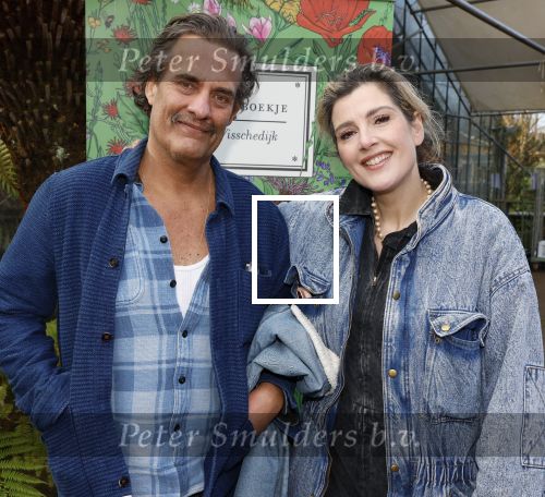 Amsterdam 1 maart 2026
Presentatie boek Lies Visschedijk bij de botanische tuin . Hans Dorrestijn reikte het eerste exemplaar uit . Vincent Croiset met partner Tina de Bruin en hun zoon