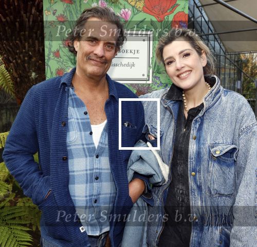 Amsterdam 1 maart 2026
Presentatie boek Lies Visschedijk bij de botanische tuin . Hans Dorrestijn reikte het eerste exemplaar uit . Vincent Croiset met partner Tina de Bruin en hun zoon