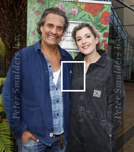 Amsterdam 1 maart 2026
Presentatie boek Lies Visschedijk bij de botanische tuin . Hans Dorrestijn reikte het eerste exemplaar uit . Vincent Croiset met partner Tina de Bruin en hun zoon