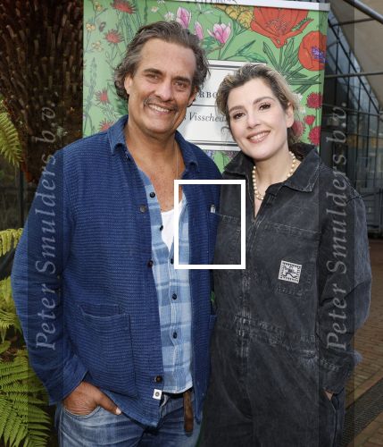 Amsterdam 1 maart 2026
Presentatie boek Lies Visschedijk bij de botanische tuin . Hans Dorrestijn reikte het eerste exemplaar uit . Vincent Croiset met partner Tina de Bruin en hun zoon