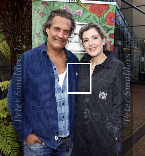 Amsterdam 1 maart 2026
Presentatie boek Lies Visschedijk bij de botanische tuin . Hans Dorrestijn reikte het eerste exemplaar uit . Vincent Croiset met partner Tina de Bruin en hun zoon