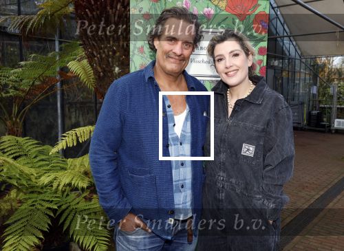 Amsterdam 1 maart 2026
Presentatie boek Lies Visschedijk bij de botanische tuin . Hans Dorrestijn reikte het eerste exemplaar uit . Vincent Croiset met partner Tina de Bruin en hun zoon