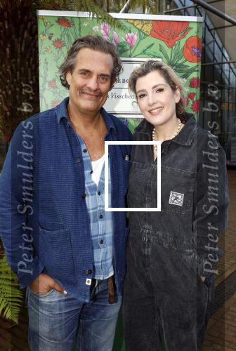 Amsterdam 1 maart 2026
Presentatie boek Lies Visschedijk bij de botanische tuin . Hans Dorrestijn reikte het eerste exemplaar uit . Vincent Croiset met partner Tina de Bruin en hun zoon