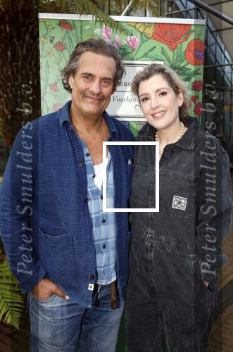 Amsterdam 1 maart 2026
Presentatie boek Lies Visschedijk bij de botanische tuin . Hans Dorrestijn reikte het eerste exemplaar uit . Vincent Croiset met partner Tina de Bruin en hun zoon