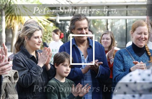 Amsterdam 1 maart 2026
Presentatie boek Lies Visschedijk bij de botanische tuin . Hans Dorrestijn reikte het eerste exemplaar uit . Vincent Croiset met partner Tina de Bruin en hun zoon