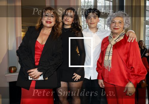 Amsterdam 8 maart 2026
Boek presentatie Yesim Candan in het college Hotel. Yesim Candan met moeder en haar kinderen