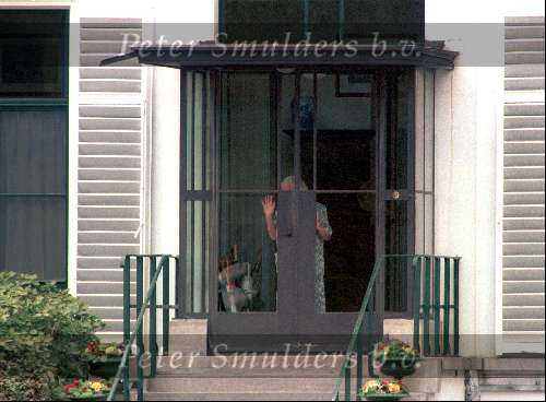 30 April 1995
Verjaardag van Prinses Juliana Hier op de foto zwaaiend naar mensen voor het paleis.