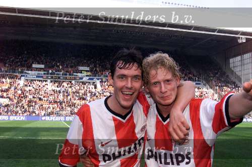 04 April 1999
Blijdschap bij Chris v d Weerden en Bjorn v d Doelen na afloop van de wedstrijd PSV-AJAX 3-1