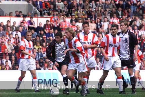 04 April 1999
PSV-AJAX 3-1
Bjorn v d doelen in duel met Shota Arveladze