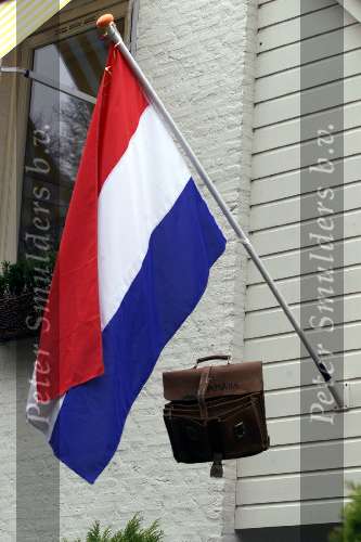 geslaagd
Vlaggestok met vlag en boekentas