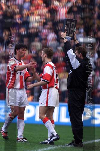04 April 1999
Wissel tussen Luc Nilis en Dennis Rommedahl tijdens PSV-AJAX 3-1