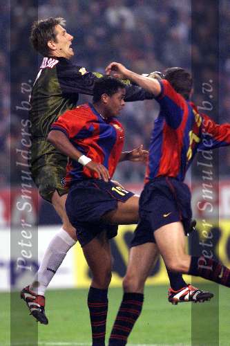 AJAX-FC BARCELONA, vriendschappelijk duel 2-2
Edwin v d Sar in duel met Patrick Kluivert