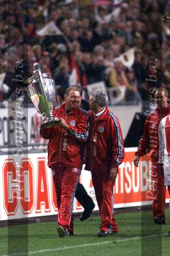 06 April 1999
AJAX Happening
Op de foto oud doelman Heinz Stuy met de Europacup-I en Wim Suurbier