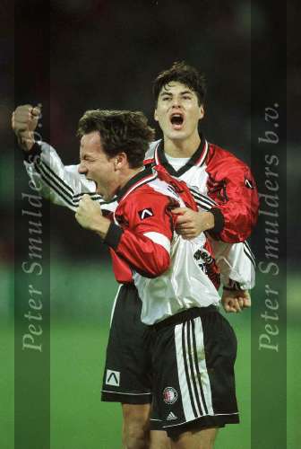 Julio Cruz en Jean Paul v Gastel tonen hun blijdschap na weer een doelpunt voor Feyenoord.