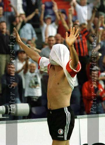 Het eerste doelpunt van de Feyenoord-speler Julio Cruz
Feyenoord-De Graafschap 1997. en toont zijn blijdschap