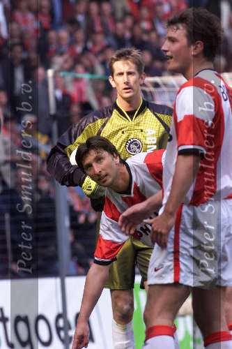 4 April 1999
PSV-AJAX 3-1
Luc Nilis wijst de scheidsrechter waar de overtreding heeft plaats gevonden volgens hem in het strafschopgebied maar scheidsrechter Mario v d Ende geeft een vrije trap en Luc Nilis weet deze te benutten doordat Edwin v d Sar  de bal zelf in zijn doel sloeg.