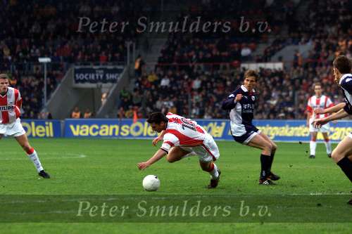 17-04-99
PSV-NEC
Luc Nilis wordt onderuitgehaald door Anton Janssen
