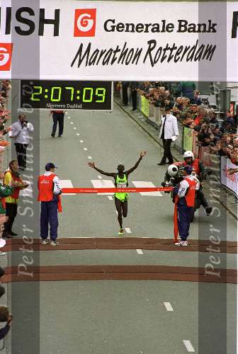 MARATHON ROTTERDAM-FINISH VAN DE WINNAARJAPHET KOSGEI(KENIA)
18 April 1999