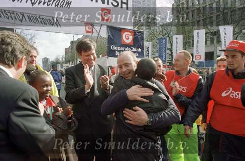 WINNAAR KOSGEI (KENIA) HULDIGT DE LAATSTE LOPER LINKS WINNARES DAMES TEGLA LOROUPE(LINKS)BURGEMEESTER OPSTELTEN (KLAPPEND)
18 April 1999