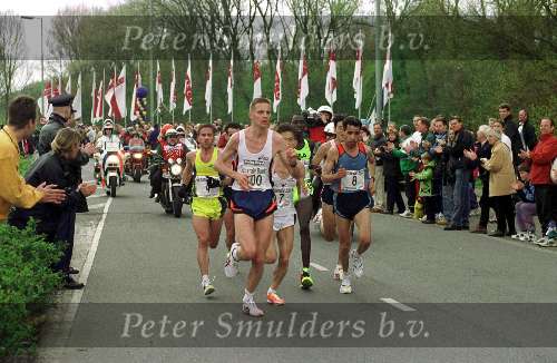 WINNAAR KOSGEI IUT DE WIND DOOR DE HAZEN (LINKS IN GEEL)
18 April 1999
MARATHON ROTTERDAM