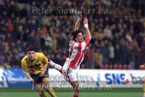 13 April 1999
PSV-Fortuna SC 1-3
Mark v Bommel in duel met zijn toekomstig ploeggenoot Ruud v Nistelrooy