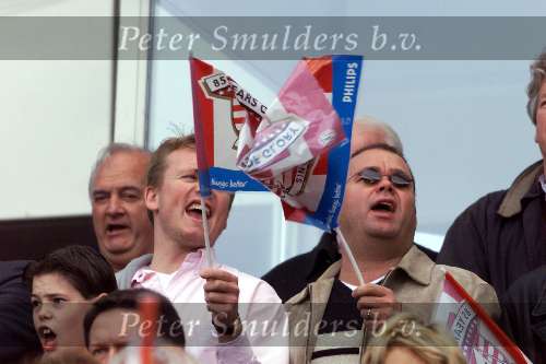4 April 1999
Paul de Leeuw met zijn vriend tijdens PSV-AJAX 3-1