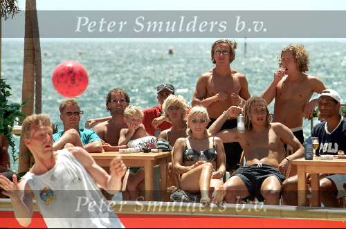 Beachvoetbal 1996
Peter v Vossen in aktie
Henrik Larsson met vriendin Orlando Trustfull Boudewijn Zenden danny Blind Frank de boer