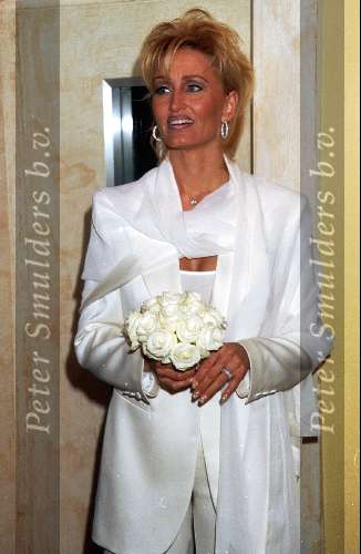 15 April 1999
Natasja Froger voor haar tweede huwelijk met Rene Froger komend vanuit de lift