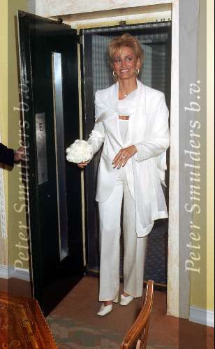15 April 1999
Natasja Froger voor haar tweede huwelijk met Rene Froger komend vanuit de lift