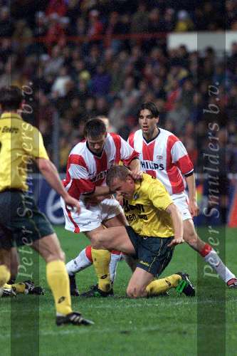 Robert Roest wordt hardhandig aangepaakt door PSV-aanvoerder Andre Ooijer
PSV-Fortuna SC 1-3  1/2 finale KNVB-beker
13 April 1999