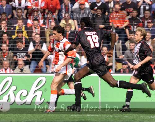 4 April 1999
PSV-AJAX 3-1
Ruud v Nistelrooy wordt achtervolgd door Mario Melchiot