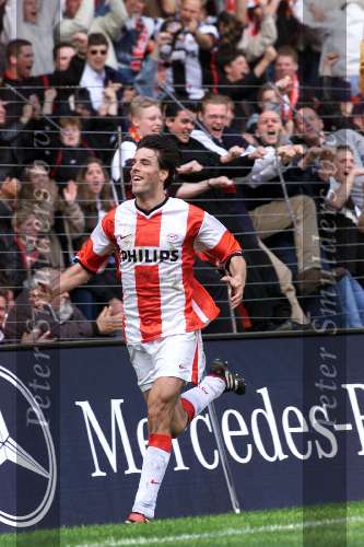 4 April 1999
Ruud v Nistelrooij blijdschap na doelpunt tegen AJAX
PSV-AJAX 3-1