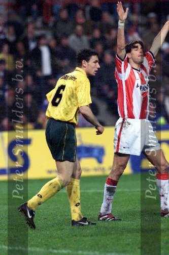 13-04-99
PSV-Fortuna SC 1-3  1/2 finale KNVB-beker
Mark v Bommel samen met zijn nieuwe teamgenoot Ruud v Nistelrooy BLIJDSCHAP